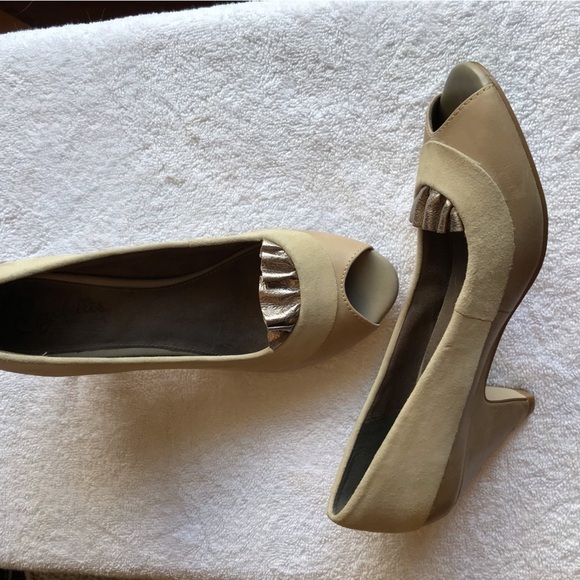 SEYCHELLES peep toe open toe kitten heel taupe and gold.  Size 8. - Picture 6 of 11